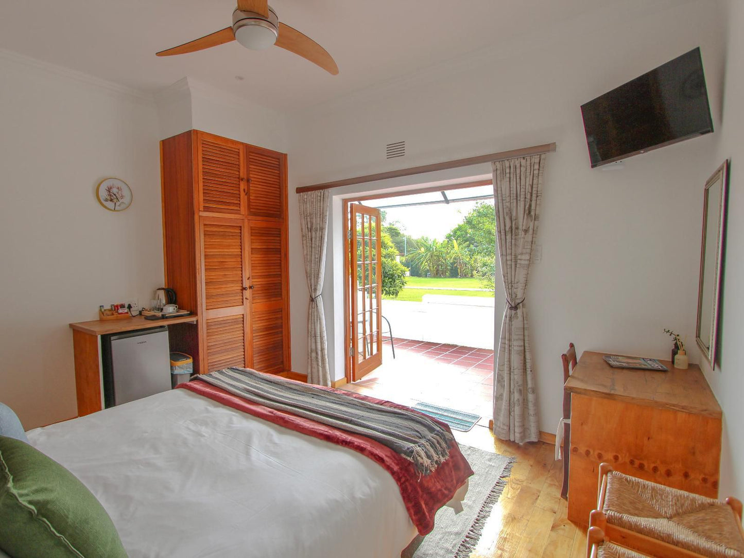 Wingrock Guesthouse, Luxury Queen Room with a garden view, Bedroom