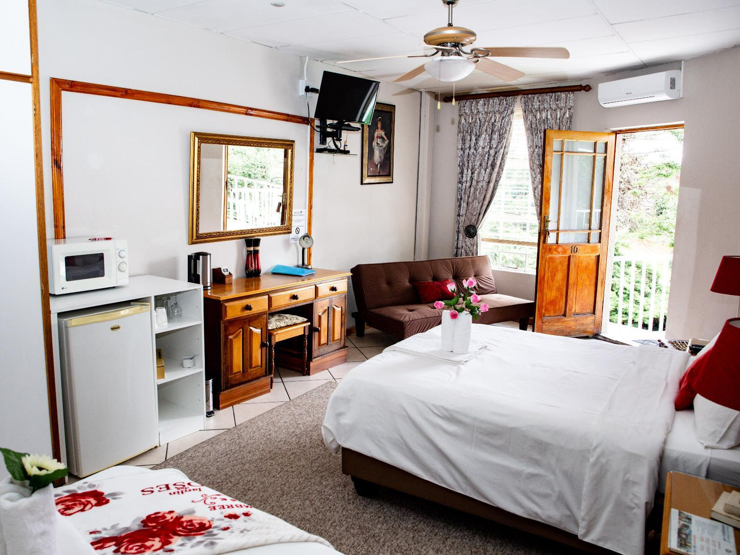 Luxury Upstairs Family Suite @ Woodpecker Bed And Breakfast