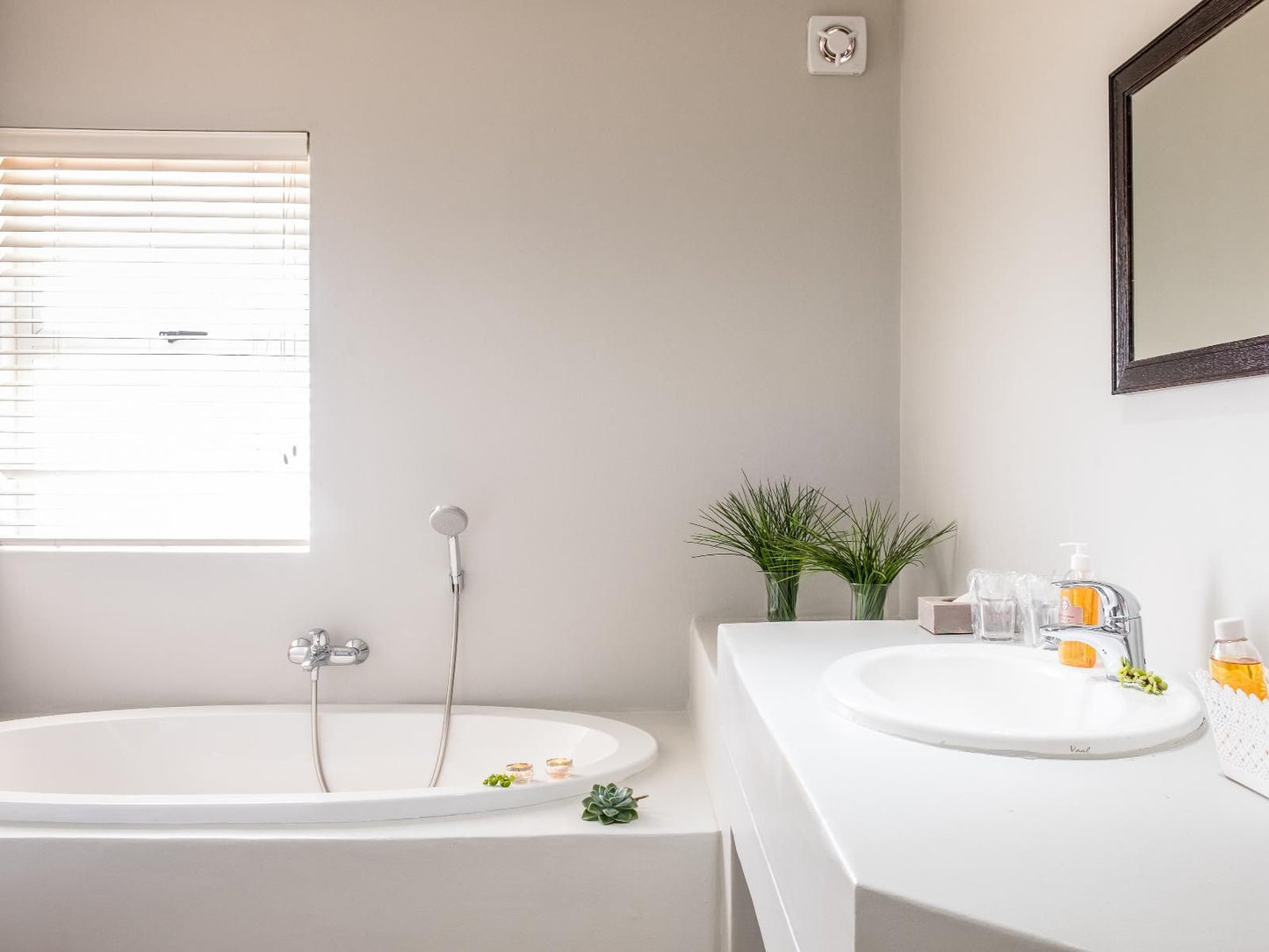 Zeezicht Apartments, Nautilus Apartment (SELF CATERING), Bathroom